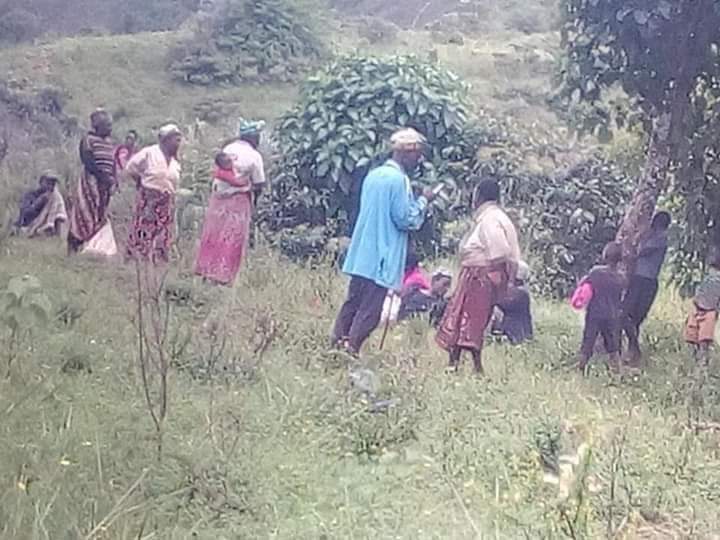 cebiassemble's tweet photo. More women&amp; children fleeing #Military invasion of Babanki yesterday with over 1000 soldiers &amp; 3Amour tanks.Over 1m #Ambazonians now leave in bushes since 2016 &amp; #UNSC is yet to place #Ambazonia on their Agenda. @UN_PGA @IntlCrimCourt @coe @AU_PSD @cnni @CHR_HumanRights
@StateDRL https://t.co/j1NjCgkfNQ