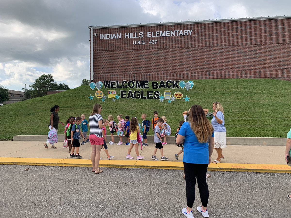 437matthews's tweet photo. Kindergarten photo op @USD437 https://t.co/pUoJXFSgBY