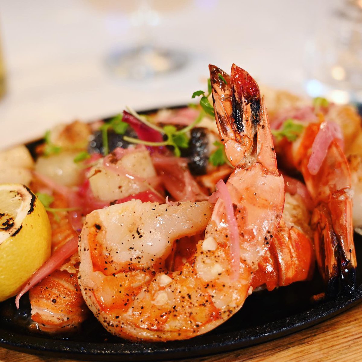 EstefanKitchen's tweet photo. ยฟHoy almuerzas o cenas con nosotros? Desliza ๐ para que tus ojitos ๐ se deliten con las exquisiteces que puedes disfrutar en @EstefanKitchen #grilledseafood #surfandturf #chinocubano #tempurashrimp #shortribravioli #cubanchicken #pitapocket #mojitos #atMDD #placestovisit #miami https://t.co/yxchT3nPRD