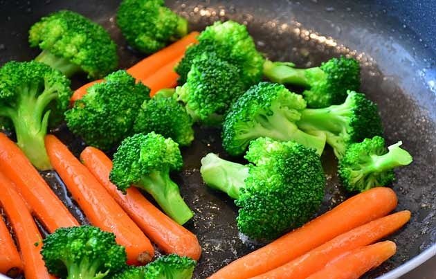 foodloversindia's tweet photo. Carrots are better cooked than raw, but raw garlic can do wonders for your health! Find out more about whether to cook or not to cook!
.
.
https://t.co/s4YobjTD3z
.
.
#Raw #Cooked #Fruits #Vegetables #Eggs #Vitamins #Nutrients #Health #FoodLovers #TruthInFoodWineAndDining https://t.co/uyNK9KNeOl