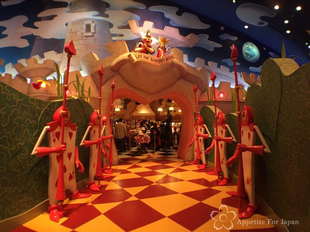 Bertrand Bonnefoi A Noter Egalement La Presence A Tokyo Disneyland Du Queen Of Hearts Banquet Hall Un Restaurant Ouvert En 1986 Ou La Reine De Coeur Vous Accueille Pour Un