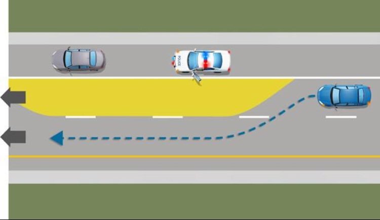 TomsGriffon's tweet photo. ➡️Le corridor de sécurité est inscrit au code de la route. Si un véhicule 🚗 est arrêté, je DOIS ralentir et si je peux, me déporter pour laisser un espace de sécurité. La Sécurité routière, c’est l’affaire de tous !!✅ @GroupeAPRR @VoyageAPRR @ASFAutoroutes https://t.co/QexCLKFqhM