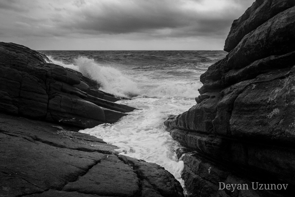 DeyanUzunov's tweet photo. Waves &amp; Rocks

#sea #beach #breakwater #cliff #coastline #rock #sinemorets #geologicalformation #rocks #shoreline #waves https://t.co/0IferSvfcP