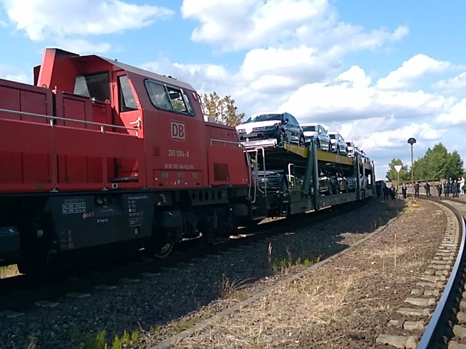 aktion_autofrei's tweet photo. Tja liebe @DB_Bahn, so sehr es euch braucht, manchmal steht ihr der #Verkehrswende doch eher im Weg - wir stehen der #Autokalypse im Weg!

#AutofreiUndSpaßDabei #EndeGeländewagen #blockVW #autofrei 

Für einen Ticketfreien Nah- und Fernverkehr! https://t.co/iniPIEBSDH