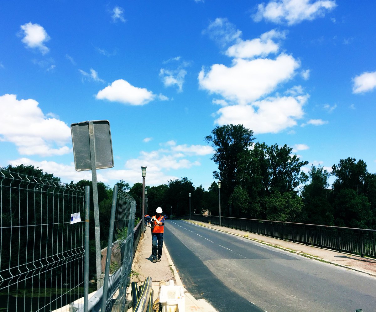AugustinSebaux's tweet photo. Très beau chantier à #Gaillac pour le renouvellement de la canalisation gaz 4 bars du pont de Brens. Félicitations aux équipes d’ingénierie et d’exploitation du Tarn ainsi qu’à la MSG pour le travail. @grdf #çagaze https://t.co/Lut1J3fuzC