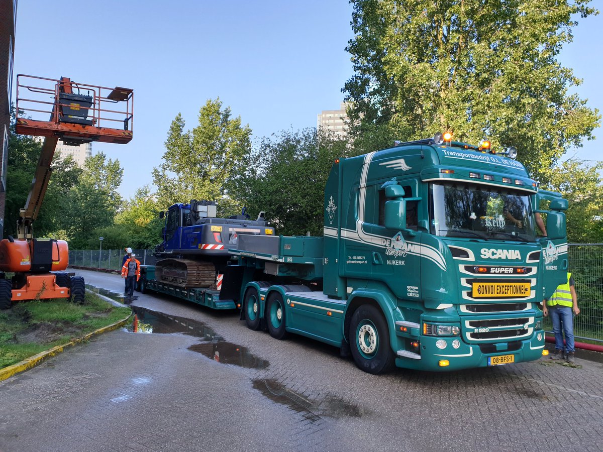 Werk opgestart in Amsterdam. Aanbrengen van schroefinjectiepalen in een atrium voor een grote glazen koepel. #funderenzonderoverlast #trillingsvrij