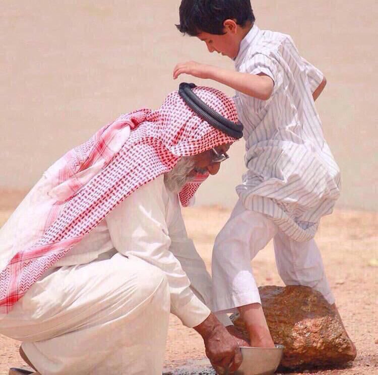 هذا الولد يبقى على ماتربيه
والطيّب اللي ملتزم في صلاته 
.
والشايب اللي منحني له يوضّيه 
يبغاه في سود الليالي عصاته