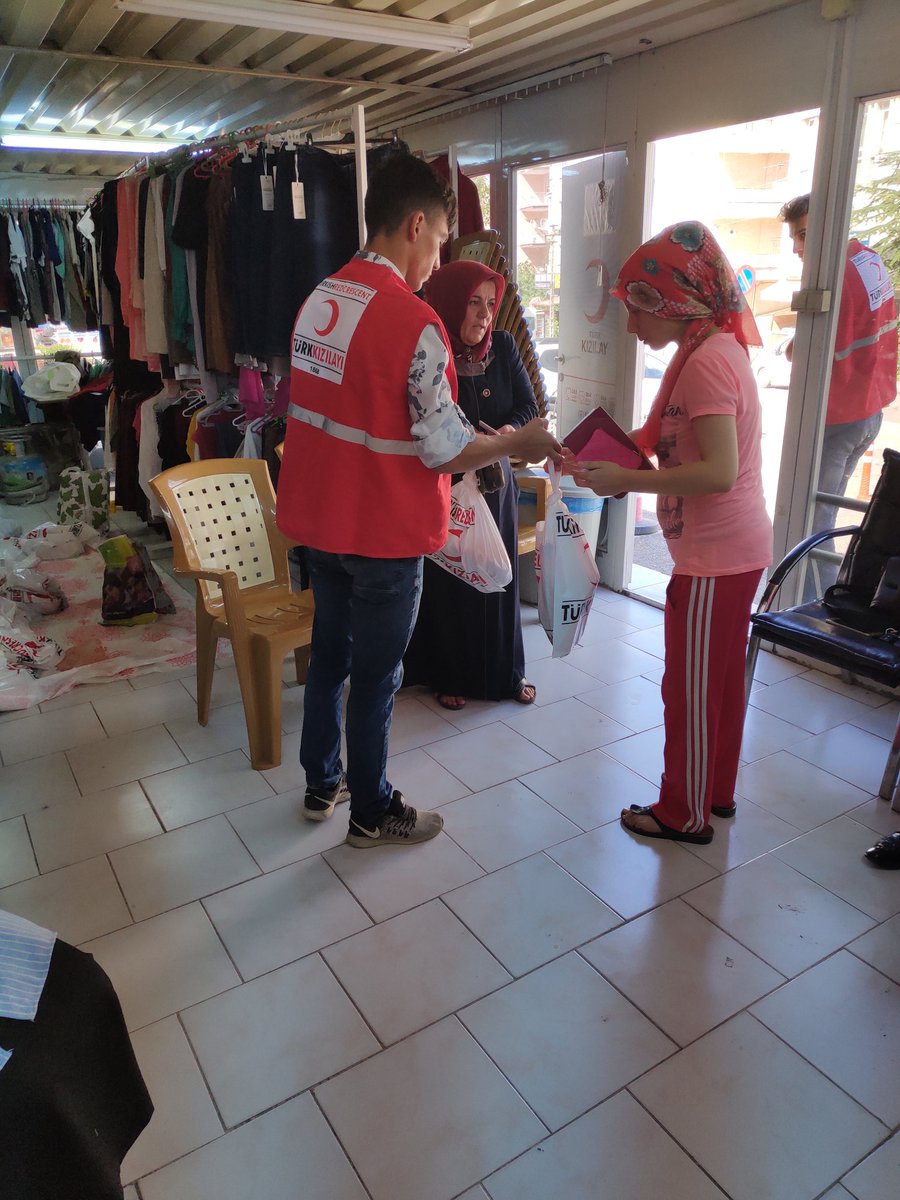 İl Şubenin göndermiş olduğu kurban etlerini Şubemiz ve Genç Kızılay ekibimizle birlikte ihtiyaç sahiplerine ulaştırdık. Bağışçılarımızdan Allah razı olsun.Allah kabul etsin.
<a href="/kizilayankara/">Türk Kızılay Ankara İl Merkezi</a> <a href="/drkerem/">Kerem Kınık</a> @KopuzYetis @kizilay <a href="/dr_ialtan/">Dr. İbrahim ALTAN</a>