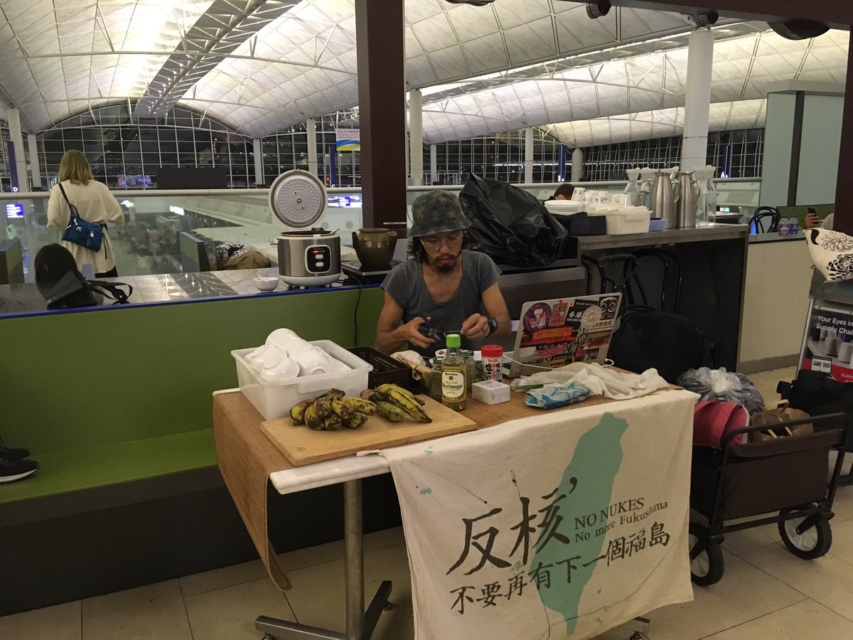 Police, and most protesters have left #HongKongAirport - but in a shuttered kitchen, one activist is making meals for stranded passengers. #HKprotests #antiELAB #China