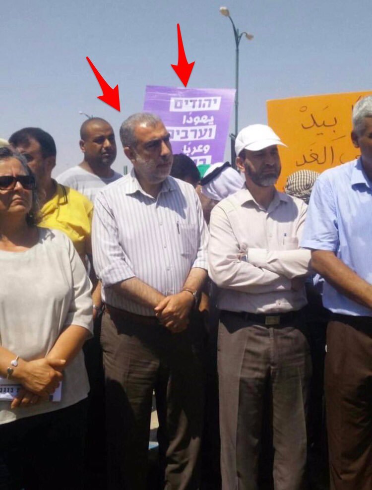 9977822's tweet photo. عندما تعلم أن هذا الفلسطيني الذي يقف تحت لافتات التعايش مع اليهود 

هو القائل " أنا أطالب  " ليس " بزوال الإحتلال الإسرائيلي عن المسجد الأقصى بل بزوال الإحتلال السعودي عن الحجاز والمسجد الحرام والمسجد النبوي "

لن تتعجب 

#باعة_الكضية https://t.co/2Ehkach5D9