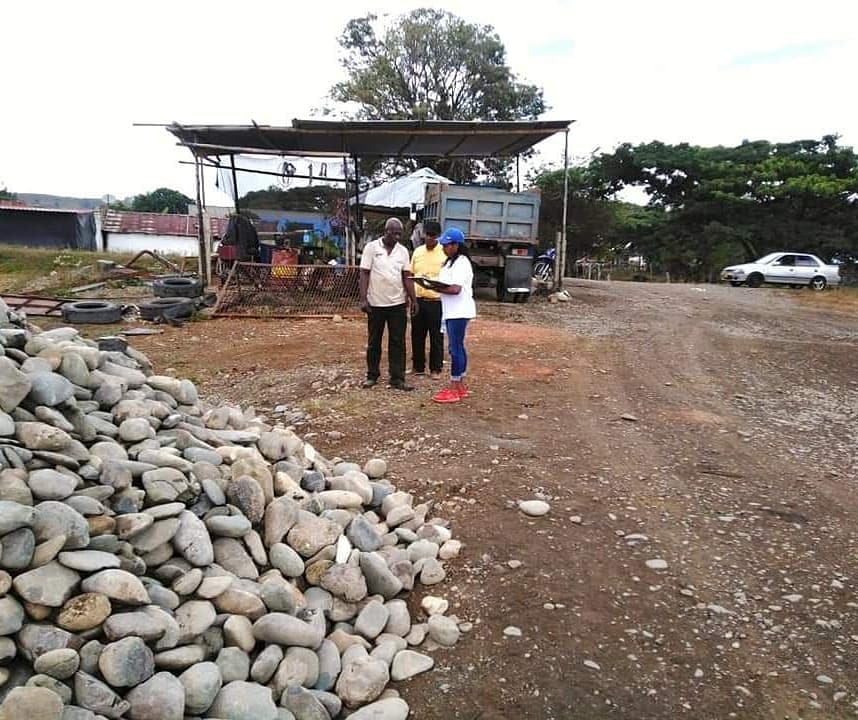 Loboaalcalde's tweet photo. Llegamos a Timba para continuar nuestro trabajo en terreno, siempre junto a la gente luchadora, dueños ancestrales de la tierra, que nos inspiran para que el mundo sea cada vez mejor. Desde la #AlcaldíadeJamundí seguiré trabajando para que #timba progrese con equidad social. https://t.co/1807ZSCqvN