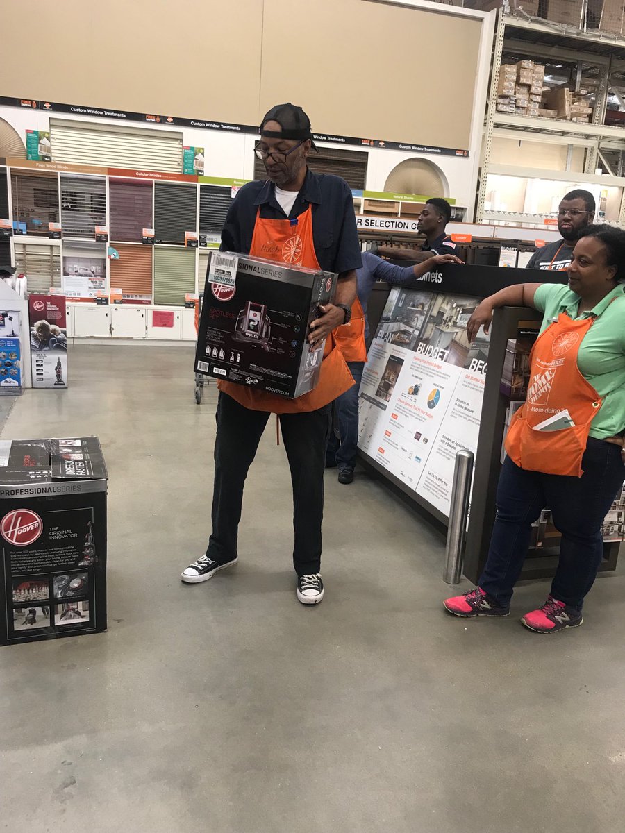 2pm Safety stand down <a href="/2558/">Scott</a>. Thanks Mike for demonstrating proper lifting.⁦@paulclymer⁩ ⁦<a href="/JoeZuniga1/">Joe Zuniga</a>⁩ ⁦@ASDS_