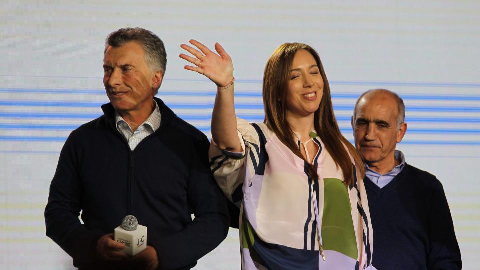 mirandadress's tweet photo. Si fuera amiga de la gobernadora le diría que gastar 12 mil pesos en esa camisa de Cher no vale la pena, hay mejores por mucho menos. No entiendo qué tienen con esa marca las chicas cambiemitas pero ahí no hay grieta, la duela es archi K https://t.co/3QaT4ZsSu1