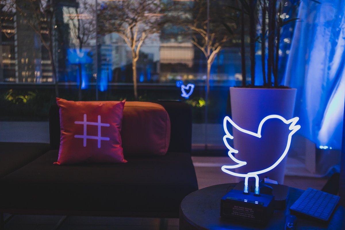 agenciabferraz's tweet photo. O encontro do programa #FlockLeaders reuniu mais uma vez nomes de peso do mercado. Com a participação de Guto Requena, o @TwitterMktgBR instigou os convidado a refletir sobre seu tipo de liderança e as formas de ligação que eles podem criar com seus times e projetos. #BExperience https://t.co/WQGgIqsXcP