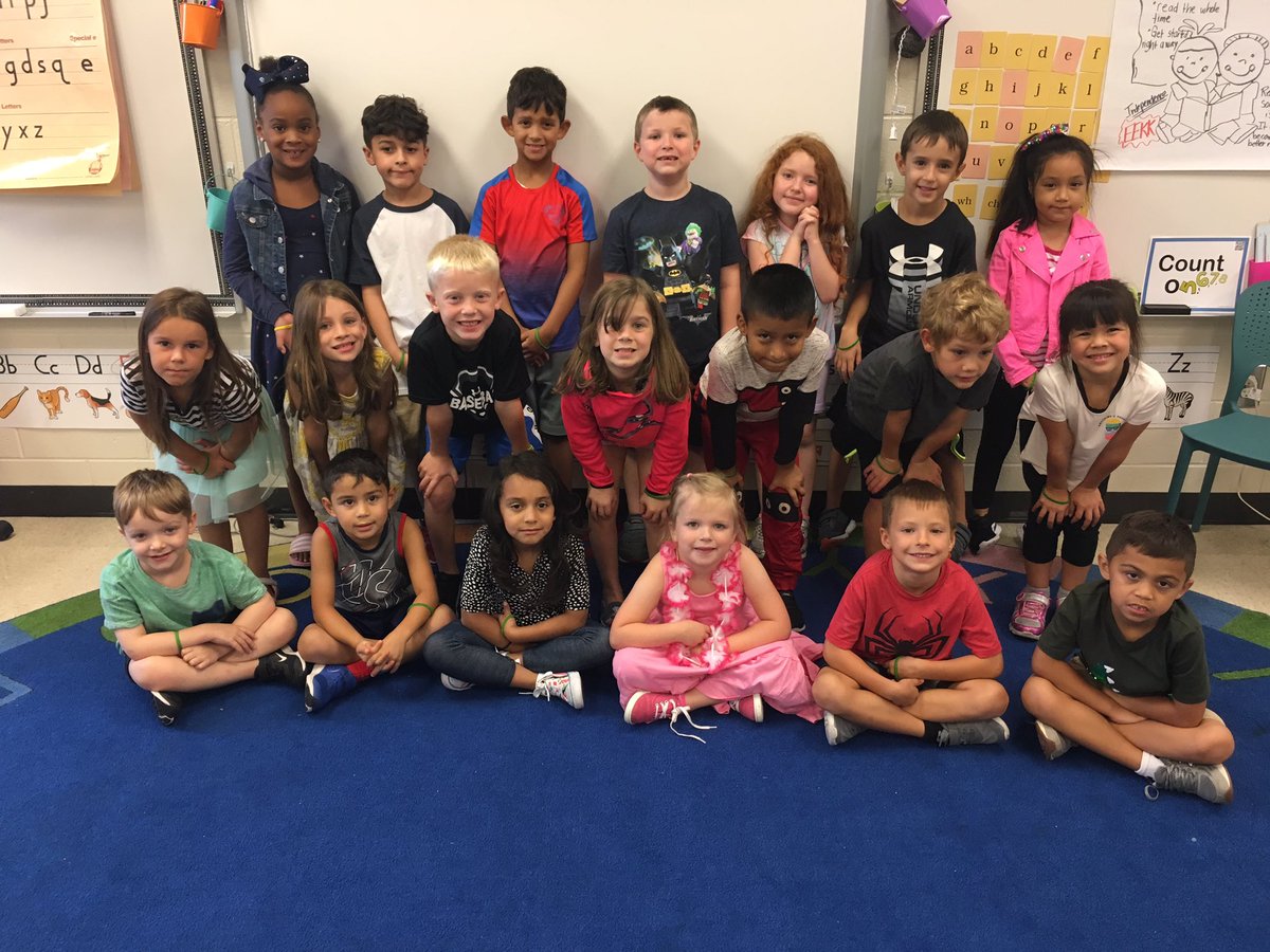 ccesteamrice's tweet photo. Our whole class told Mr. Hall SOAR today and got our ATOHI bracelets @ClarkCreekSTEM! #sixtribesonenation #tellthe12 https://t.co/7xt96QilPg
