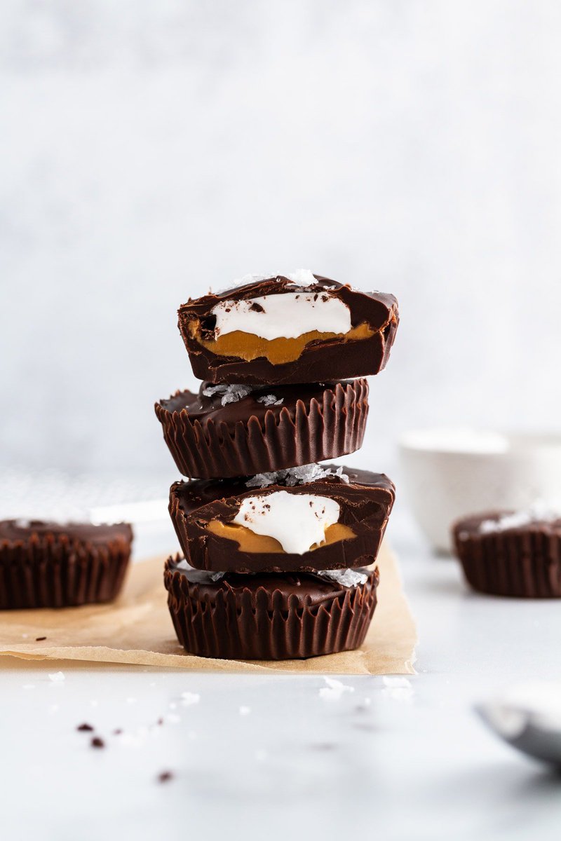 the_feedfeed's tweet image. Chocolate, Peanut Butter, Marshmallow, combine them all together and you have @girlversusdough's Chocolate Cups!

Get the recipe: thefeedfeed.com/girl_versus_do…
#feedfeed #chocolate #fluffernutter #peanutbutter #chocolatecup #candy #minitreat #snacktime #sweettooth