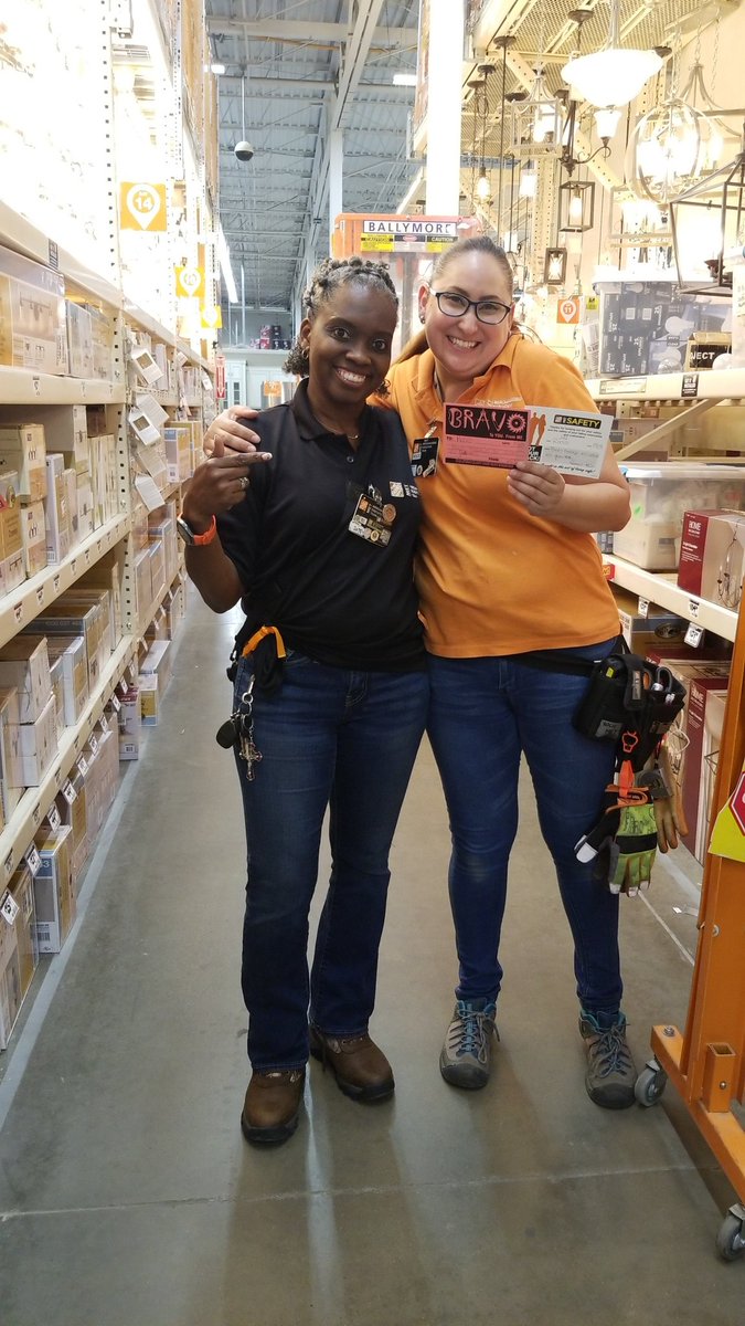 KC on her third of training as new Sup awarding safety GOB to Ms. Rocio #6804 for wearing her gloves while changing bulbs.  <a href="/BLambert1414/">BLamb</a> <a href="/LewisHom/">Jimmy Lewis</a> @AmberD___