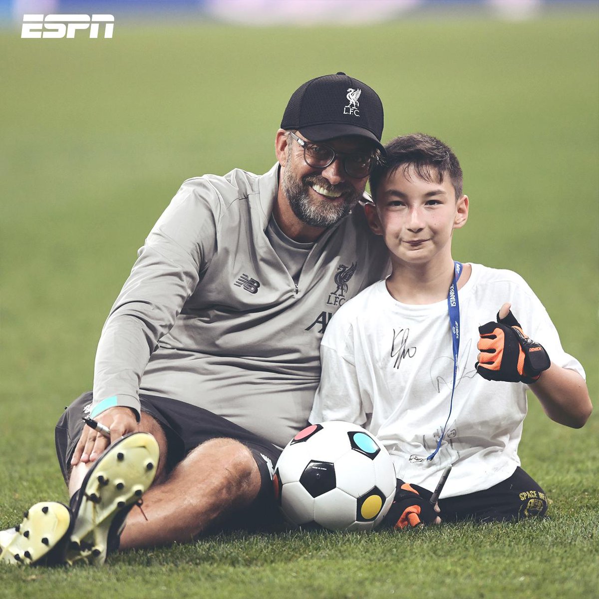 ESPNmx's tweet photo. Jürgen Klopp y una imagen para enmarcar previo a la #SupercopaxESPN 📸 https://t.co/n5aViD1aoJ