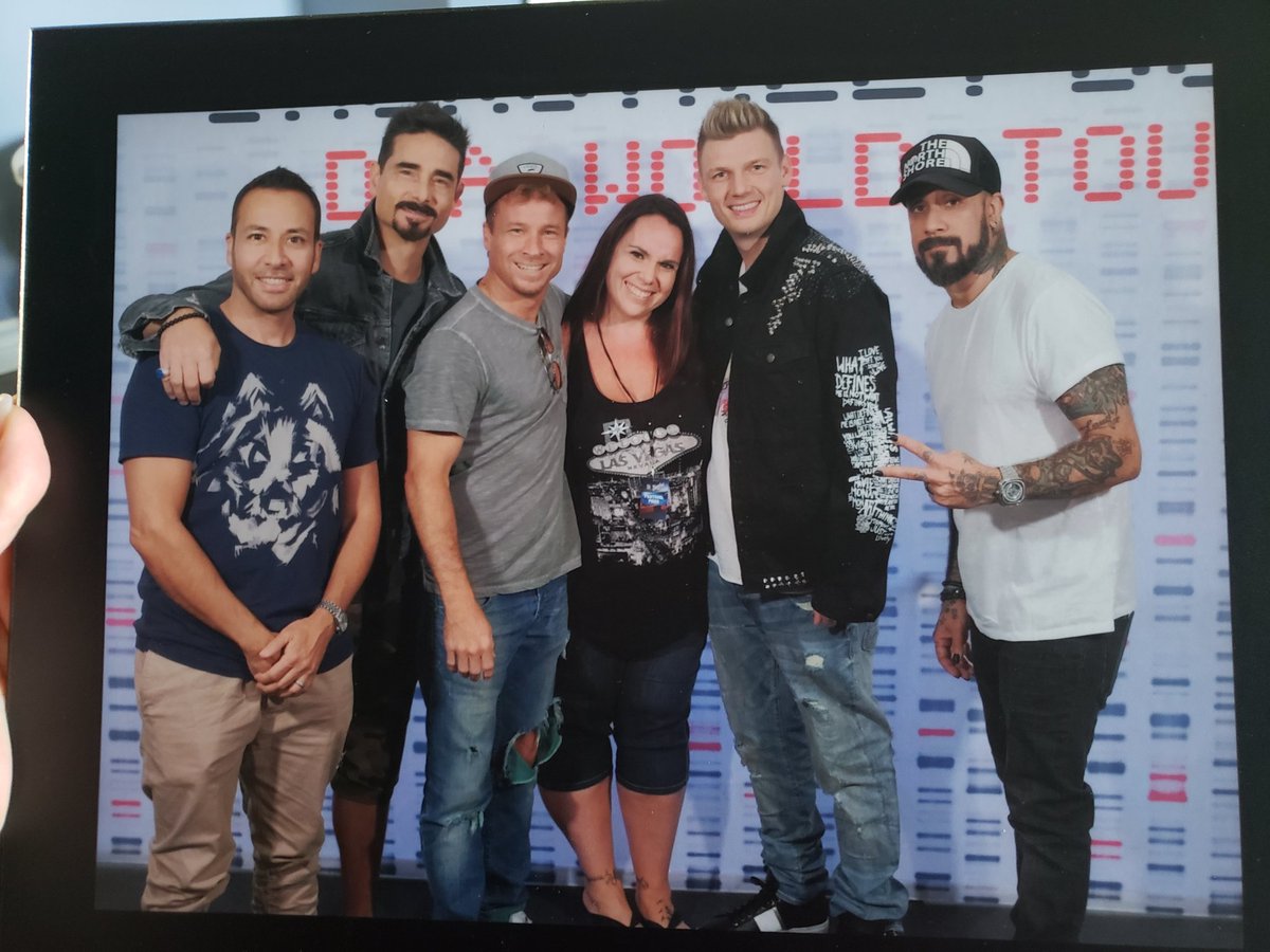 Mellyssa_1982's tweet photo. A small $20 more than well invested! ✌#BSBOtt #DNAworldtour #DNAcircle #MeetandGreet #frame @backstreetboys @nickcarter https://t.co/4sNRWcOa89