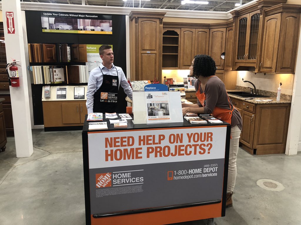 HDI_531's tweet photo. #MakeoverTakeover Bryce and Carlos chatting lead generation with Jenna in 4616!! #MakeoverMagic #SellMoreStuff @JMHagner @XConnollyJr @gloria_terri https://t.co/UDm6DFFwXQ