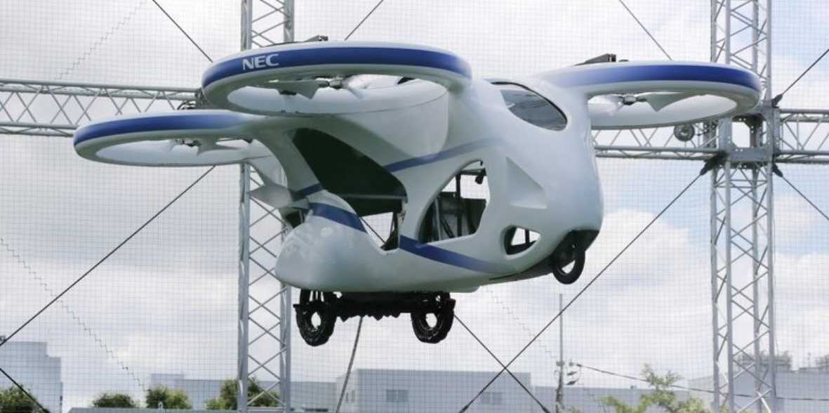 EddyWarman's tweet photo. En #Japón se puso a prueba con éxito el primer #auto volador, se trata de un prototipo construido por #NECCorp, y aunque parece un avión teledirigido, pudo sostenerse durante un minuto a poco más de 30 centímetros. Este es el inicio del desarrollo de vehículos aéreos
Vía WhatsNew https://t.co/avEKiigGK6