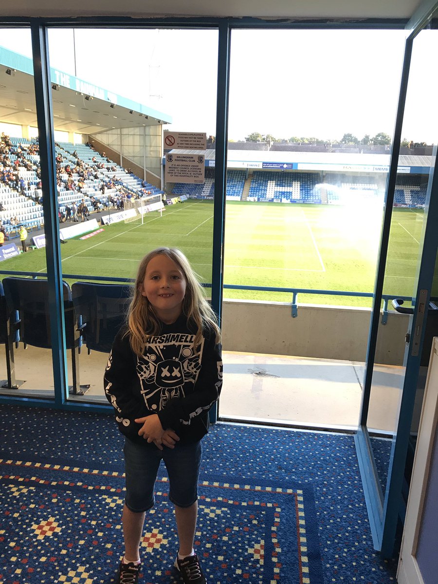 ASBOfficer18's tweet photo. Earning #daddypoints thanks to the #OSPgroup at @TheGillsFC vs #newport in the #leagueCup https://t.co/KctNBVkIoE
