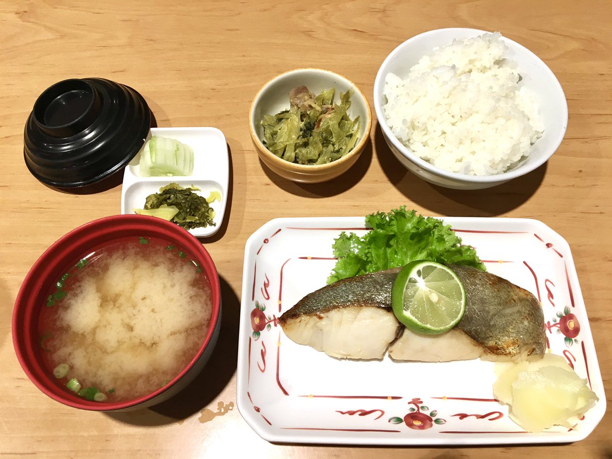 couple_dimple's tweet photo. 📍The Japan Restaurant 
(ลงบีทีเอส ช่องนนทรี อยู่ในตึก standard charter)

ร้านอาหารญี่ปุ่นลับ ใจกลางเมือง
อาหารสด สะอาด อร่อย ราคาไม่แพง!!

🍽 ข้าวหน้าปลาดิบรวมพิเศษ (190.-)
🍽 ชุดปลากระพงขาวย่างซอสมิโซะ (220.-) ปลานุ่มมากกกกก

#รีวิวร้านอาหารญี่ปุ่น #ร้านอาหารญี่ปุ่นสาทร @aroii https://t.co/voL2Sa1v6r
