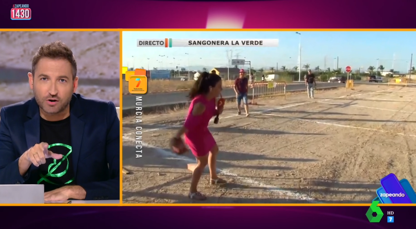 La reportera <a href="/rebecaMherrera/">Rebeca Martínez Herrera</a> intenta SIN ÉXITO participar en el LANZAMIENTO DE LADRILLO 🧱💨
- <a href="/Frank_Blanco/">Frank Blanco</a>: "Puede que no valga para lanzamiento de ladrillo, pero fijaos en su técnica, sería perfecta como jugadora de petanca." #zapeando1430