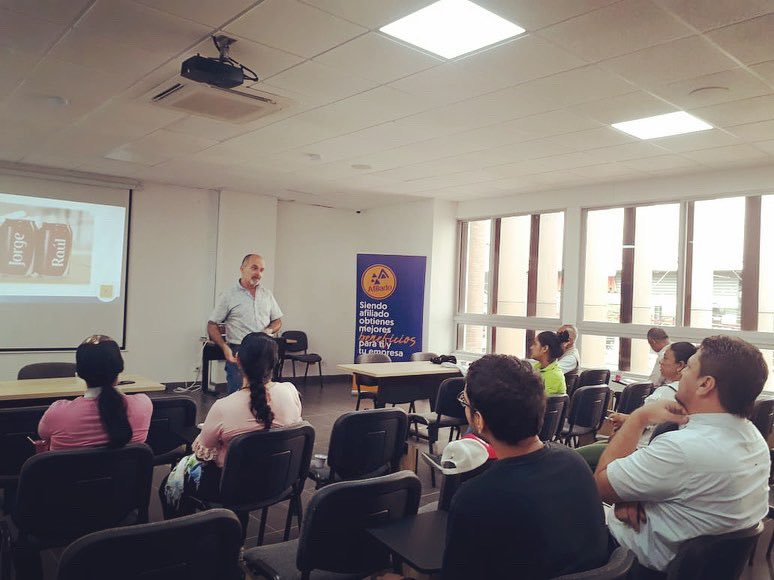 ccmmna's tweet photo. Compartimos las imágenes de la Capacitación Habilidades Comerciales en Puerto Berrío que se está llevando a cabo.
#CCMMNA #Capacitación #Comerciales #PuertoBerrío #HabilidadesComerciales https://t.co/4E2r5qsTtF
