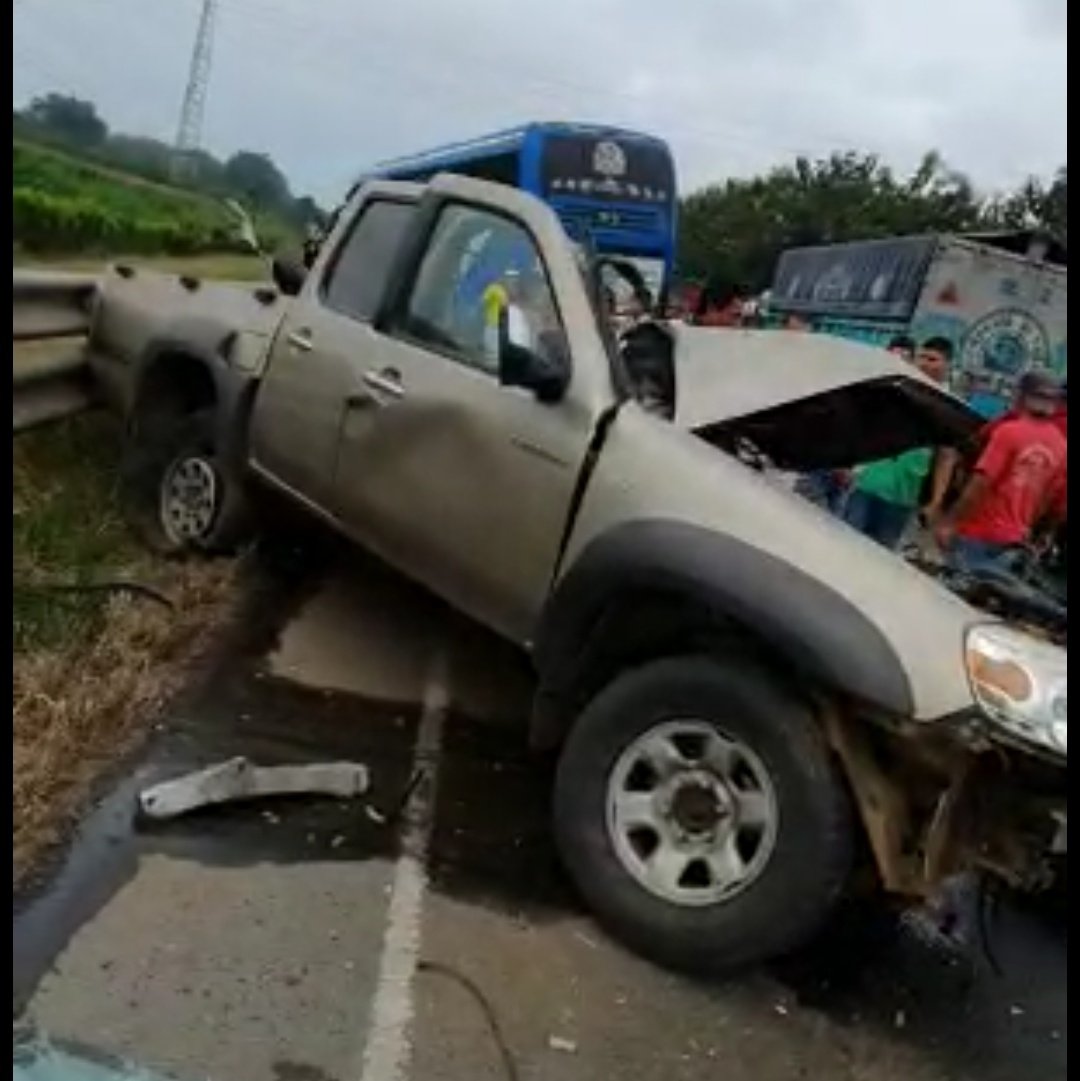 kevintuarez's tweet photo. Accidente ocurrió en el km. 213 de la vía E25 Buena Fe, la mañana del lunes entre un bus interprovincial y una camioneta dejando como resultado un fallecido #Clicklaicoinforma https://t.co/9qM0hUioeR
