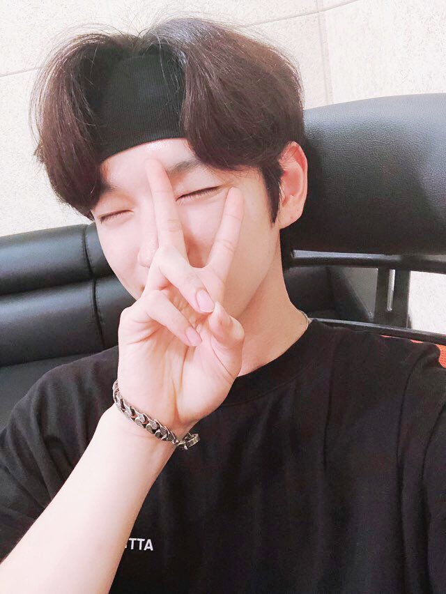 VICTON1109's tweet photo. [#빅톤] 찬 DJ🎧 와 함께했던
심야의 라디오 로맨스..@-🌹
카라멜 마끼아또☕보다 달달했던💛💙
 #찬 이와의 시간🌙 어떠셨나요?!?
새벽까지 함께해주셔서 감사드리며
두근두근 찬나잇하세요🦕🌕💕 

 #VICTON #CHAN
 #차니의_라디오_로맨스📻
 #찬DJ_목소리에🖤
 #오늘_밤도_잠은_다_잤나봐요💦 https://t.co/ATks1LjnYF