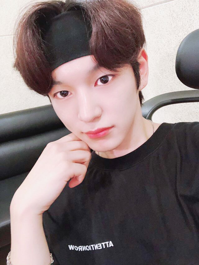 VICTON1109's tweet photo. [#빅톤] 찬 DJ🎧 와 함께했던
심야의 라디오 로맨스..@-🌹
카라멜 마끼아또☕보다 달달했던💛💙
 #찬 이와의 시간🌙 어떠셨나요?!?
새벽까지 함께해주셔서 감사드리며
두근두근 찬나잇하세요🦕🌕💕 

 #VICTON #CHAN
 #차니의_라디오_로맨스📻
 #찬DJ_목소리에🖤
 #오늘_밤도_잠은_다_잤나봐요💦 https://t.co/ATks1LjnYF