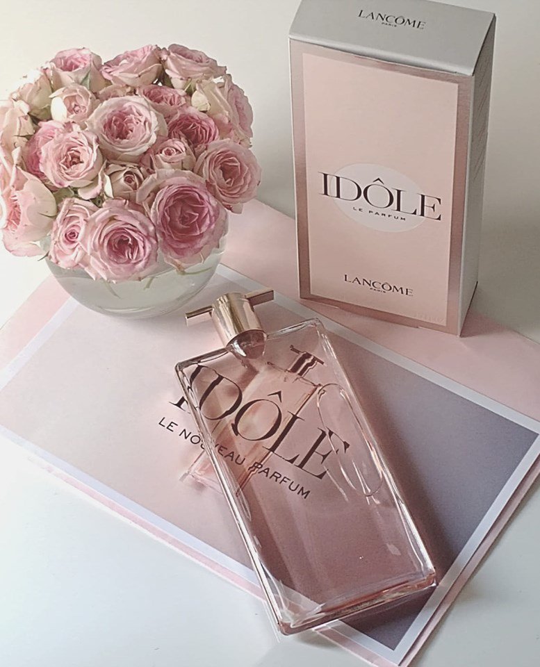 Idôle est un halo de douceur..❤
Une nouvelle eau de parfum, à la croisée de l’élégance et de la propreté... Impossible de ne pas craquer sur son jus et son flacon futuriste cerclé d'or! 
#idôle #nouveauparfumlancôme