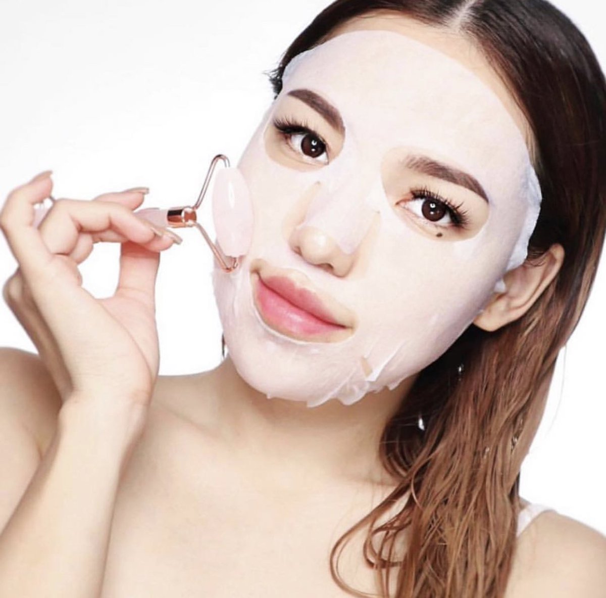 RengoraBath's tweet photo. 💖 Get the best use out of your mask by using our facial roller 💦 It gives an ultimate boost of hydration to your skin while rolling away puffiness, dark circles, and wrinkles 🥰 https://t.co/qDSt2E9JpH