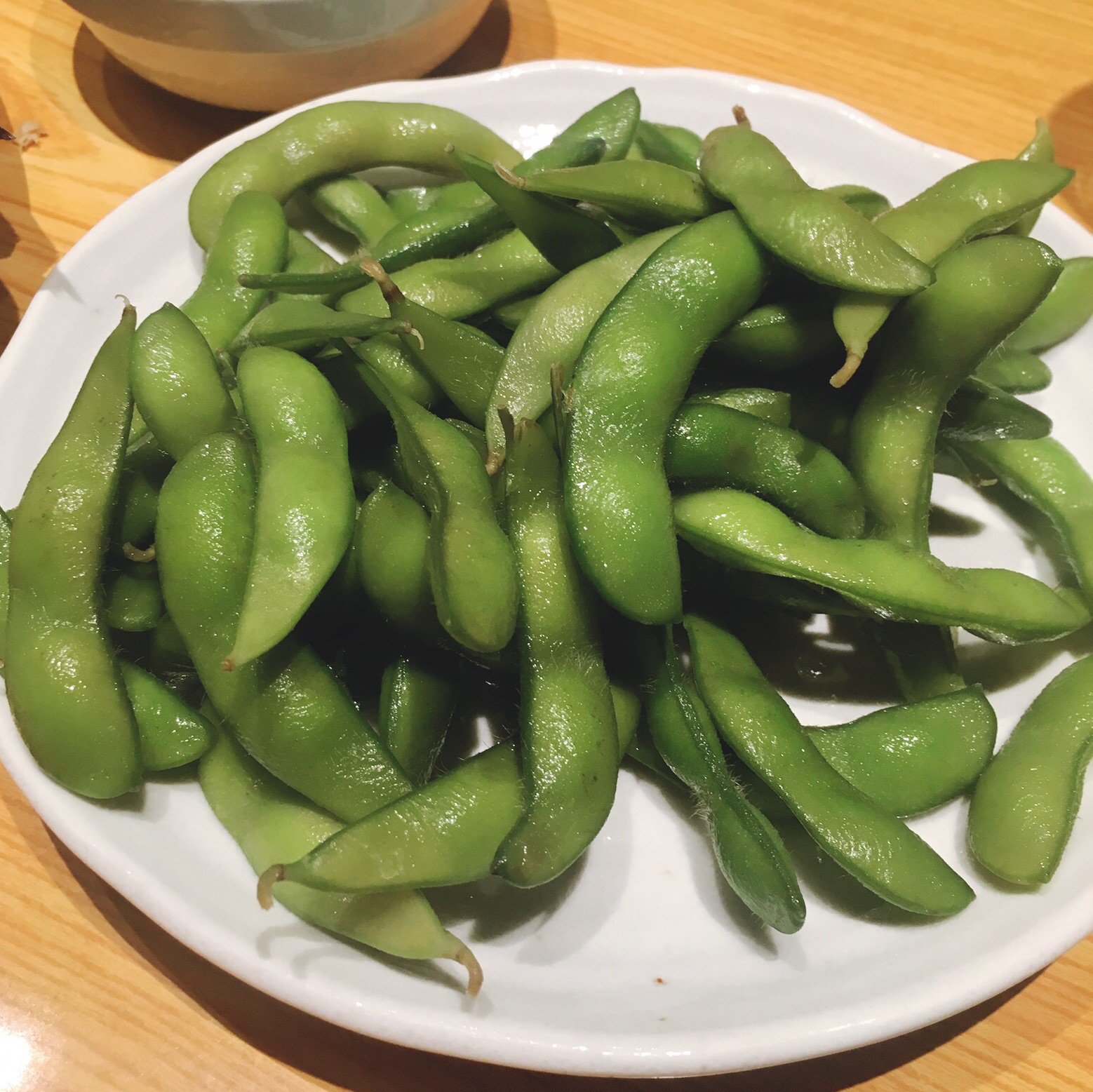 奥田祐 Okuda Yu 居酒屋にて 枝豆つかみ取り 片手で掴めた分だけもらえる をやっていて 照明スタッフの女の子にやらせようと思って注文したのに 一番手の大きいand可動域の広い人がやったほうがいいということになってしまい まあそりゃ私に