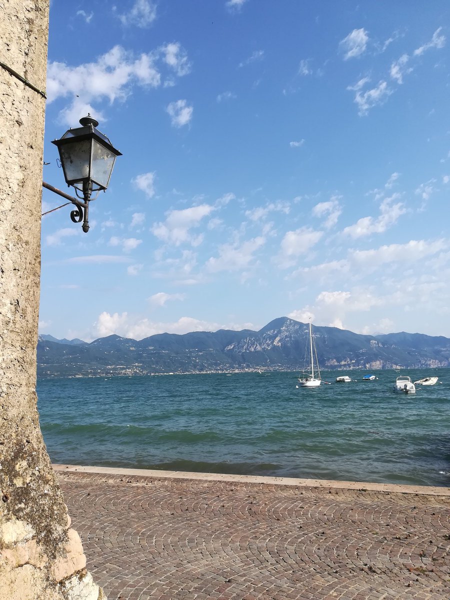 AldinaConsolini's tweet photo. Nubi in cielo come ricami
Il mormorii dolce dell'onda
Monti all'orizzonte
Una barchetta veleggia leggera sul lago
Piccole cose che riempiono di gratitudine il cuore
Di certo non è il Paradiso
ma un anticipo per me lo è
#Lemieradici
#TorridelBenaco
#BellItalia🇮🇪
#lagodigarda https://t.co/fAy2dfjMUd