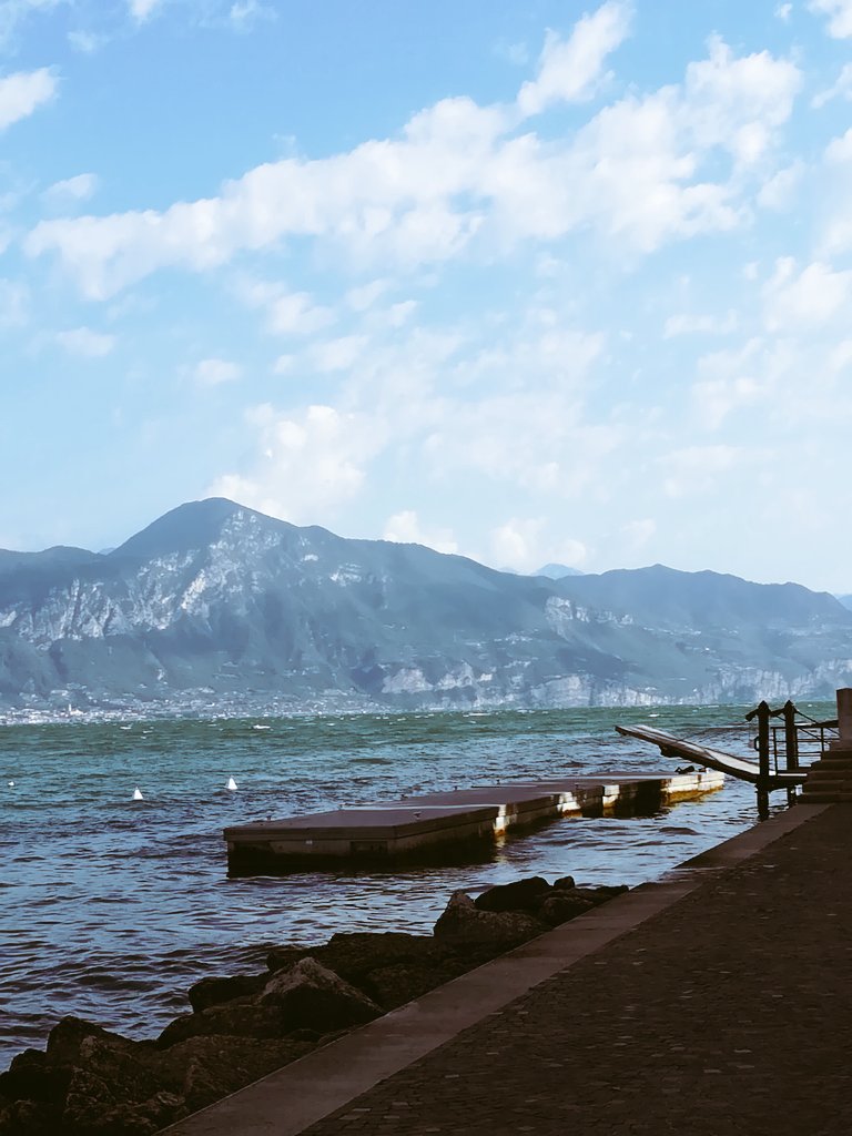 AldinaConsolini's tweet photo. Nubi in cielo come ricami
Il mormorii dolce dell'onda
Monti all'orizzonte
Una barchetta veleggia leggera sul lago
Piccole cose che riempiono di gratitudine il cuore
Di certo non è il Paradiso
ma un anticipo per me lo è
#Lemieradici
#TorridelBenaco
#BellItalia🇮🇪
#lagodigarda https://t.co/fAy2dfjMUd