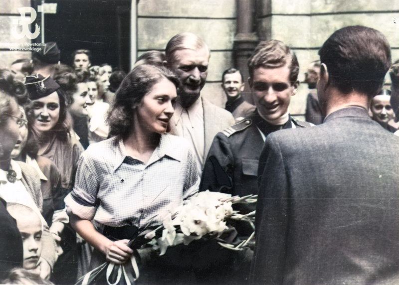 75 lat temu. Ślub sanitariuszki Alicji Treutler "Jarmuż" i plut. pchor. Bolesława Biegi "Pałąka". Ślubu udziela kpt. ks.  Wiktor Potrzebski "Corda”. Zdjęcie ze zbiorów Muzeum Powstania Warszawskiego. #warsawuprising #warsaw44 #powstanie44 #slub