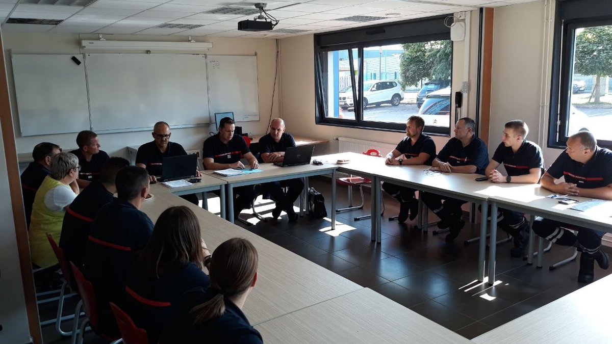 SDIS62's tweet photo. Le Colonel Dominique GUILHEM, DDA du SDIS 62, accompagné du chef d’Etat-Major et du chef du groupement territorial Centre sont allés, cet après-midi, à la rencontre des personnels des CIS de #Béthune et #HaisnesVermelles afin d’échanger avec les sapeurs-pompiers de garde. https://t.co/V8ICeLunHB