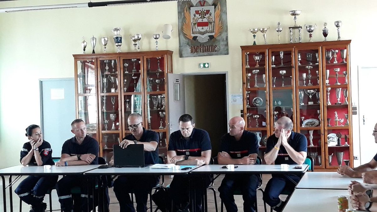 SDIS62's tweet photo. Le Colonel Dominique GUILHEM, DDA du SDIS 62, accompagné du chef d’Etat-Major et du chef du groupement territorial Centre sont allés, cet après-midi, à la rencontre des personnels des CIS de #Béthune et #HaisnesVermelles afin d’échanger avec les sapeurs-pompiers de garde. https://t.co/V8ICeLunHB