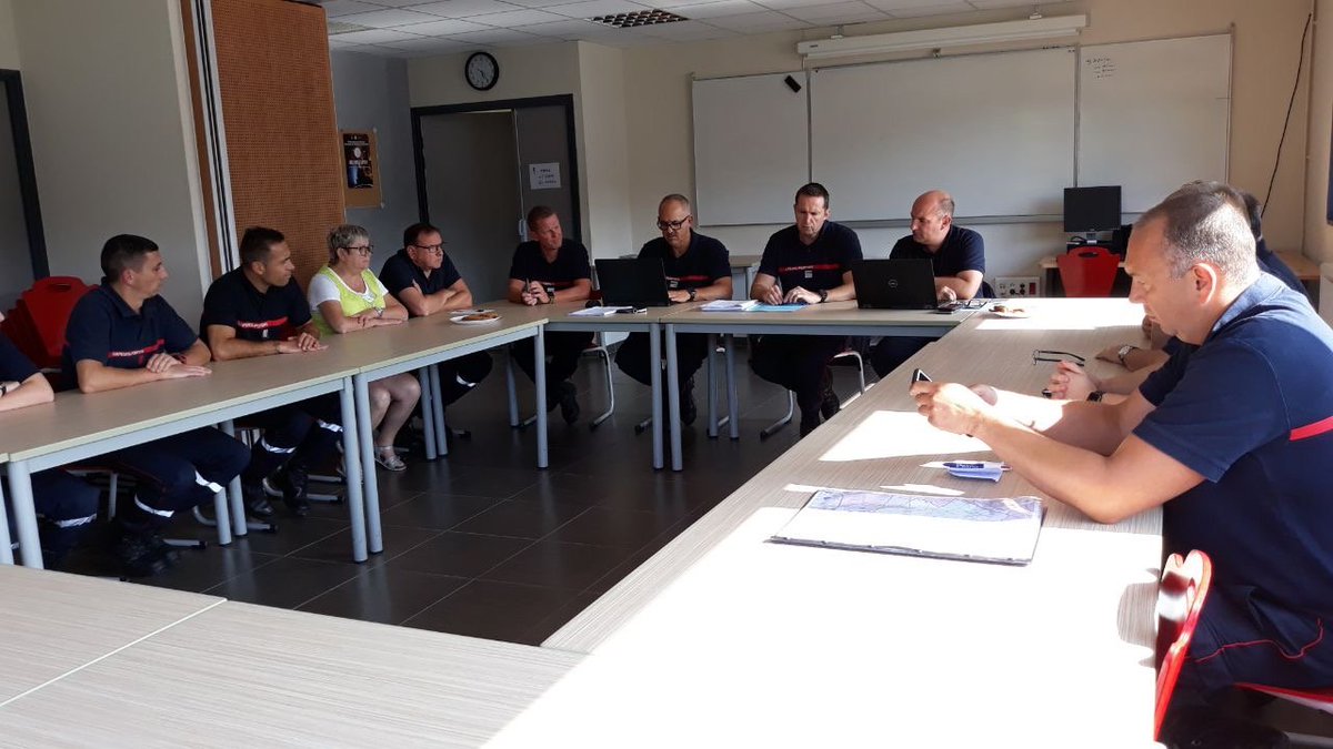 SDIS62's tweet photo. Le Colonel Dominique GUILHEM, DDA du SDIS 62, accompagné du chef d’Etat-Major et du chef du groupement territorial Centre sont allés, cet après-midi, à la rencontre des personnels des CIS de #Béthune et #HaisnesVermelles afin d’échanger avec les sapeurs-pompiers de garde. https://t.co/V8ICeLunHB