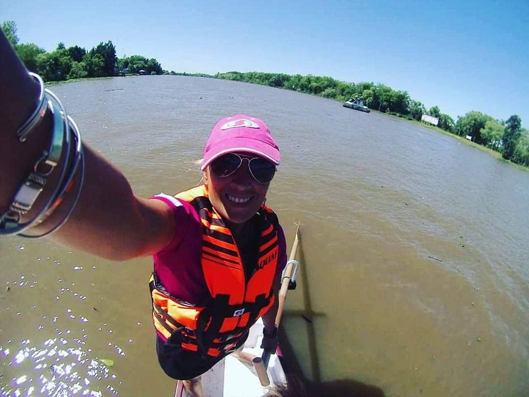 liadelprado's tweet photo. Capacitacion. Clinica de Dragon Boat a cargo del equipo canadiense Abreast in a boat. #timoneando #steering #DragonBoating #DragonBoat #RemerasRosasLaPlata #BreastCancerSurvivor @liaadelprado https://t.co/jHAnIykyV9
