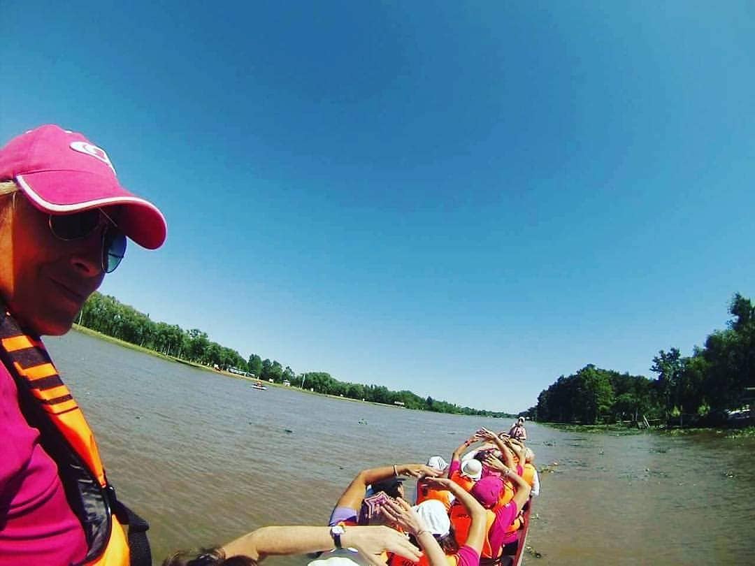 liadelprado's tweet photo. Capacitacion. Clinica de Dragon Boat a cargo del equipo canadiense Abreast in a boat. #timoneando #steering #DragonBoating #DragonBoat #RemerasRosasLaPlata #BreastCancerSurvivor @liaadelprado https://t.co/jHAnIykyV9
