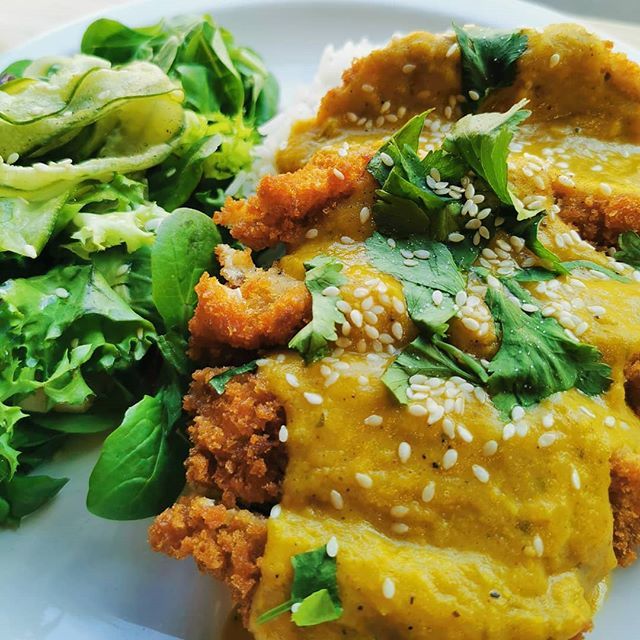 CafeThriveBomo's tweet photo. KATSU CURRY!

This week's special brings you our popular breaded seitan 'chicken' katsu curry. Featuring rice and homemade katsu curry sauce, topped with coriander, seseme seeds and a side salad with pickled cucumber. Enjoy 💚

P.s we are also running the 'chicken parmesan' s… https://t.co/E2oH965FQL