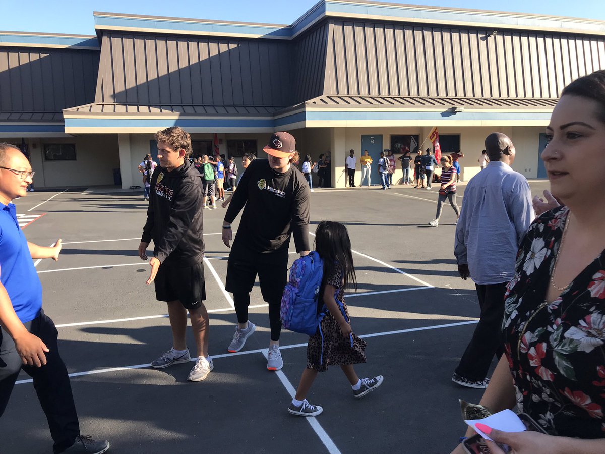 PacificBaseball's tweet photo. Some Pacific ball players welcoming students back for 1st day of school at Claudia Landeen Elementary! #UpRoar https://t.co/7dATaesCCm
