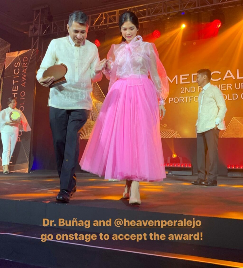 HEAVEN_OFC's tweet photo. Our awards for tonight :
Merz Portfolio Gold Category Awardee

Dr. Buñag and Heaven Peralejo (@hperalejo) go on stage to accept the award. #TalaAward #HeavenPeralejo #UltherapyForTwo #BeloBaby https://t.co/7bL0oo9TAy