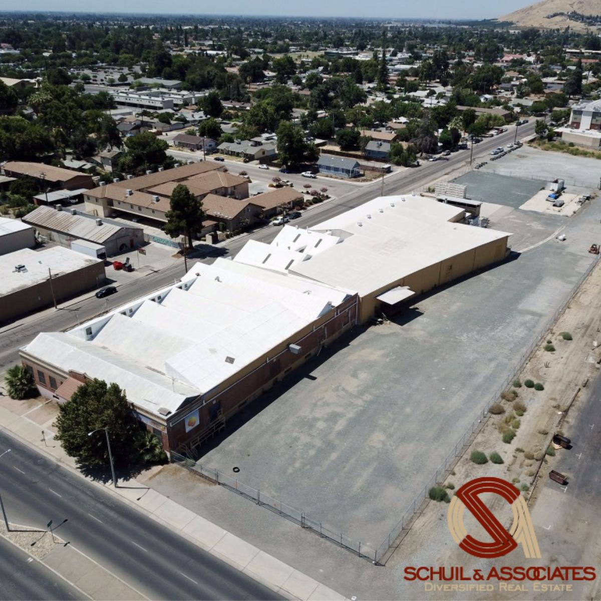 SchuilRE's tweet photo. The Porterville Citrus Packing &amp; Cold Storage can continue as a packing house, but has potential for more!See property brochure for info&amp;pics! #MJDOA #CaliforniaFarmsAndRanches #AgRealEstate #CaliforniaAgriculture #landforsale
Size: ~51Ksqft
Price: $1.35M
https://t.co/4DXiwKs1LT https://t.co/QEwdrivKuu