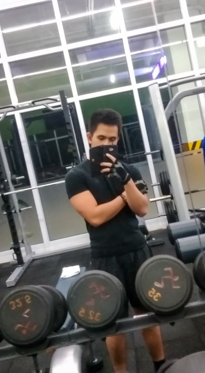 drck_mlnhao's tweet photo. Ayokooo naaaa 😅 done for tonight 😁

#nightsession 
#chestandbiceps 
#purplewarrior https://t.co/uXh6YYqJe3