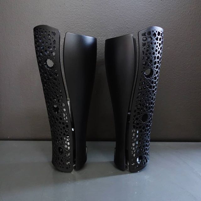 ◾◾Twinning◾◾
A matching set of BK-covers for our client to accessorize her two prostheses.
.
.
.
.
#anatomicstudios #personalized #twinning #prostheticcovers #prostheticfashion #prosthesis #accessories #prosthetics #amputeestyle instagram.com/p/B1G9Okvo7Ql/