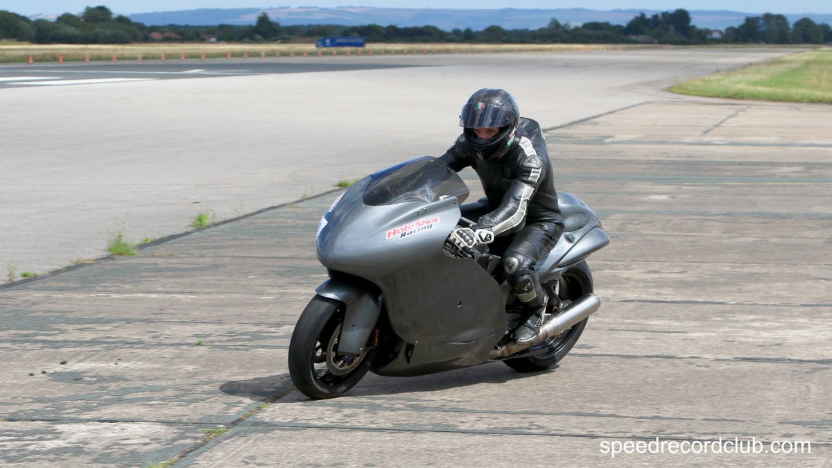 RecordSpeed's tweet image. Guy Martin heading out on to the Elvington runway for a test run on the Holeshot Racing prepared Hayabusa.
#guymartin #speedrecord #straightliners
